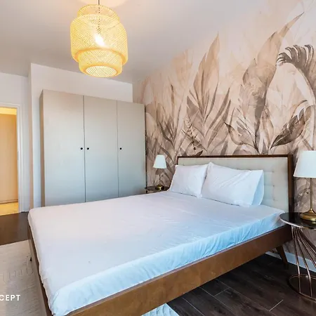 Spacious 806 Apartment