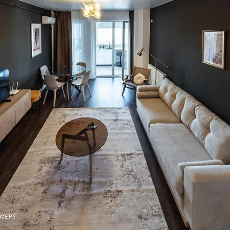 Spacious 806 Apartment